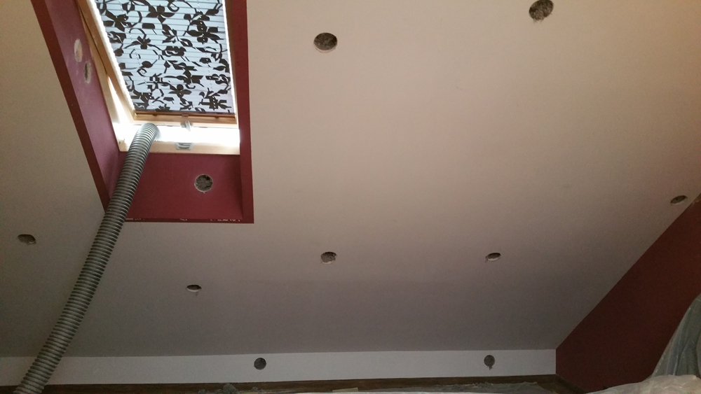 naprawa termoizolacji poddasza - wdmuchanie wełny celulozowej przez nawiercone otwory