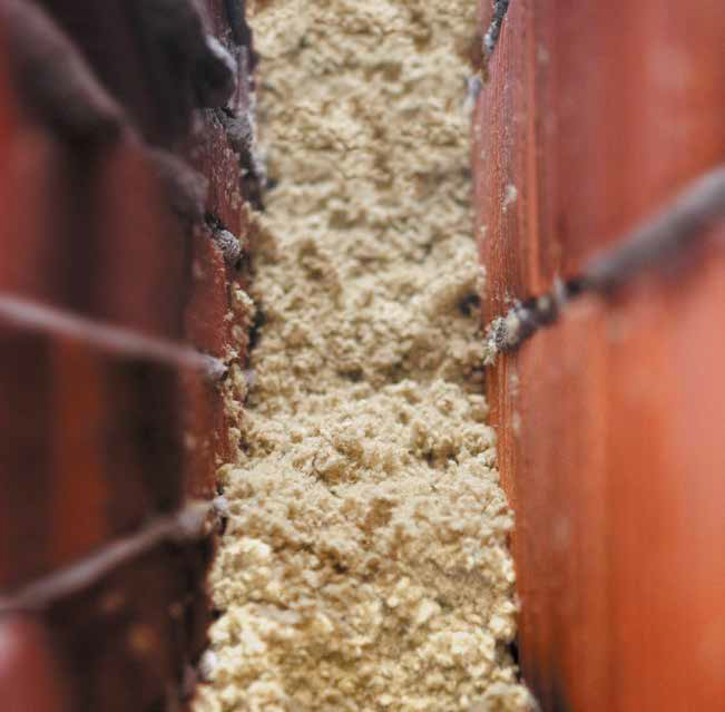 termoizolacja - pustka między ścianami docieplona wełną celulozową