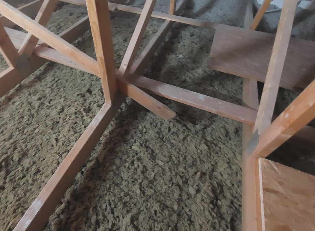 termoizolacja stropu wełną celulozową